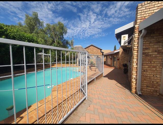 5 BEDROOM HOUSE FOR SALE IN VANDERBIJLPARK SE 3